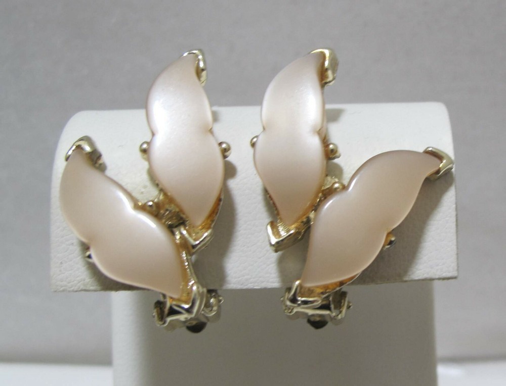 Vtg Creamy Beige Leaves Moonglow Thermoset Lucite Gold Tone Clip Earrings