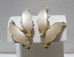 Vtg Creamy Beige Leaves Moonglow Thermoset Lucite Gold Tone Clip Earrings