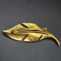 LG Lind Gal Leaf Brooch Gold Tone Black Enamel Vintage Costume Jewelry
