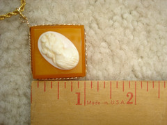 Vintage 1 In. Butterscotch BAKELITE Shell CAMEO Pendant Gold Tone Chain Necklace