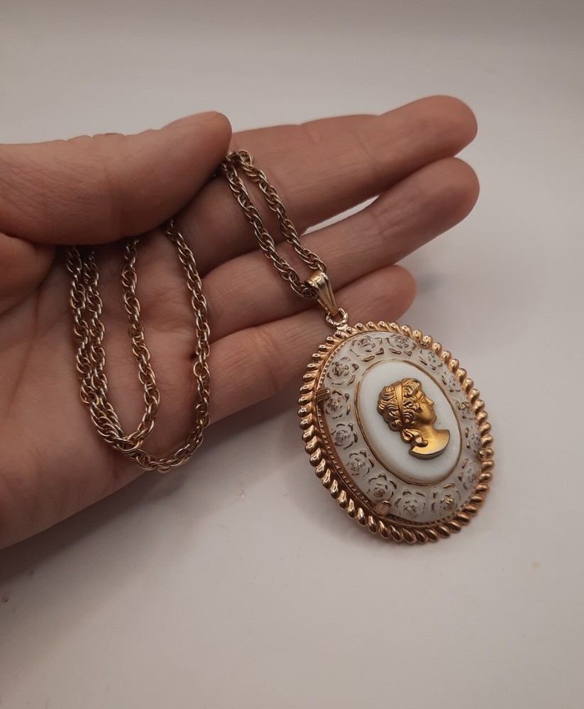Vintage White Oval Cameo Pendant Gold Tone Chain Necklace 23″