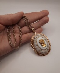 Vintage White Oval Cameo Pendant Gold Tone Chain Necklace 23″