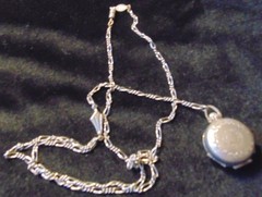 Vtg. 1928 Chain w Round Photo Pendant – OPEN UP FOUR 4 PHOTO CHAMBERS – Unique!