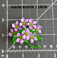 LOVELY LAVENDER PURPLE VIOLETS VINTAGE METAL ENAMEL FLOWER PIN CORSAGE GIFT