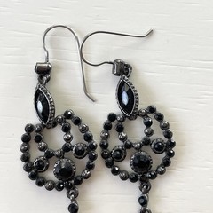 Vintage silvertone & black faceted plastic/acrylic stone dangle earrings goth