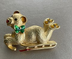 VINTAGE SIGNED VERO GOLD TONE BEAR ON SLED BROOCH PIN