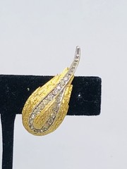 VTG HATTIE CARNEGIE SIGNED TEXTURED GOLD TONE CLIMBER EARRINGS W/RHINESTONES