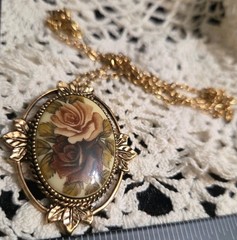 Vtg Sarah Coventry 1977 Rose Marie Cameo Rose Pendant Goldtone 23” Necklace P45