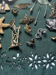 Brooch and pin lot Stickpin Brooches Gold Silver Tone Metal Mixed Materials Vtg