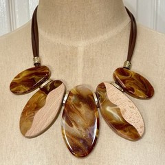C 1946 Marbled Acrylic/Wood Ovals Faux Leather Cord Statement Gold Tone Necklace