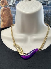 VINTAGE PARKLANE GOLD TONE & PURPLE LUCITE SWIRL & WIDE BRAIDED CHAIN NECKLACE