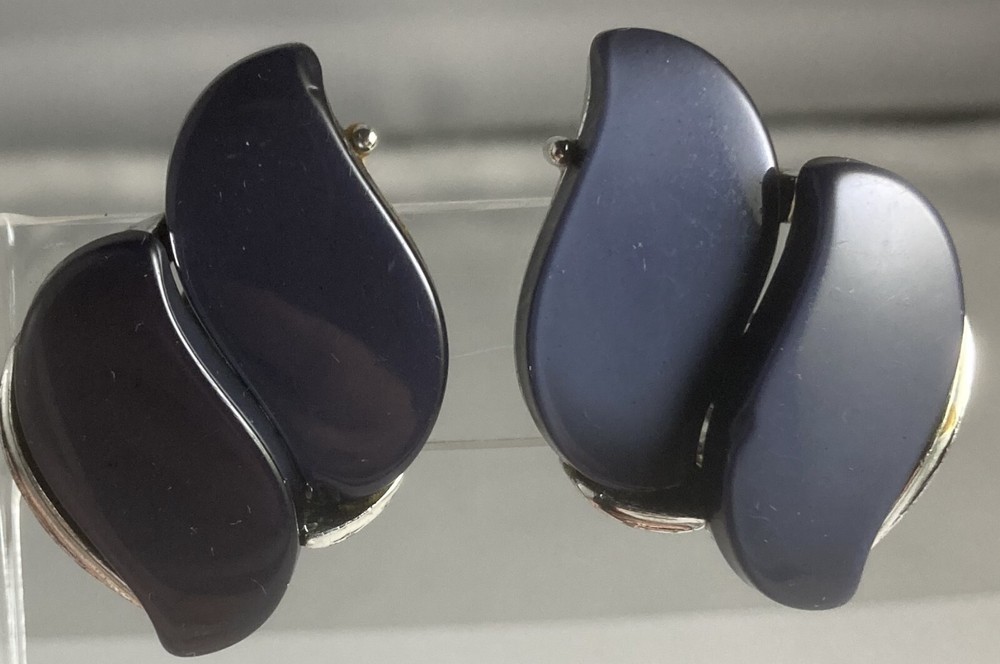 Vintage Thermoset Moonglow Dark Grey Silver Tone Leaves Earrings
