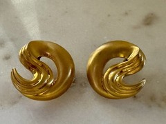 Vintage M JENT Signed Gold Tone Swirl Flame Statement Pierced Post Earrings 80s