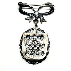 Vintage Romantic Victorian Style Bow Pin Brooch Wearable Picture Frame Dangling