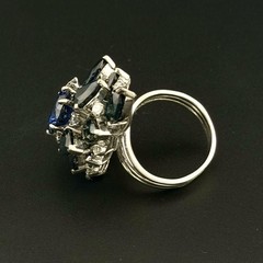 VINTAGE 1960’S 0.60 CTW DIAMOND + 11 CTW SAPPHIRE RING – 18K YG 14.74 GRAMS