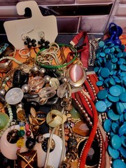2 LB Mixed jewelry craft Lot, Beads, rings, necklaces Findings Repair Harvest