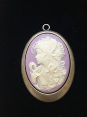 VTG. STYLE CAMEO PENDANT CARVED WHITE LEFT FACING ON PINK 1.5″