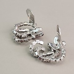Vintage Hattie Carnegie Rhinestone Clip On Earrings Red Silver Tone Swirl 1 1/8″