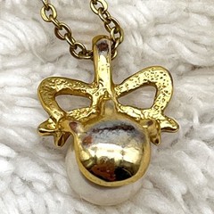 Vintage Charm Necklace Gold Tone Bow Faux Pearl 17″
