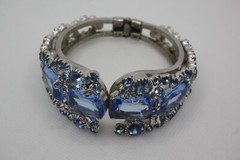 VINTAGE JULIANA SKY BLUE GLASS STONE RHINESTONE SILVER TONE HINGE BRACELET