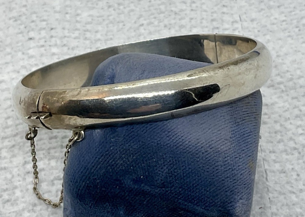 A Vintage Sterling Silver Hinged Bangle Bracelet. 7 1/2 Inch Circumference.