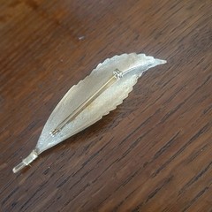 Vintage Gold-Tone Leaf Brooch Pin With Textured Details & Secure Clasp