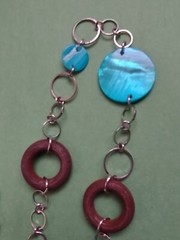 Turquoise Colored SHELL & Wooden Beaded Necklace In Silver Tone