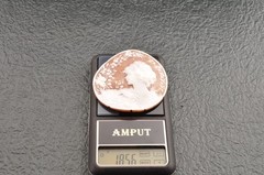 Vintage round shape shell cameo, “Woman’s profile” (92.5ct), sign by artist box.