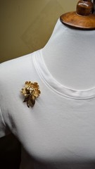 Vintage WARNER mechanical gold tone Day to Night flower brooch pin