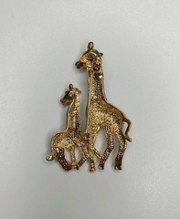 Mother And Baby Giraffe Rhinestone Pin Brooch Green Eyes