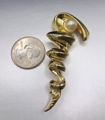 Tona Shell Brooch, Gold Tone, 2 3/4”, Signed W Pearl Looks Real Can’t Garant￼e