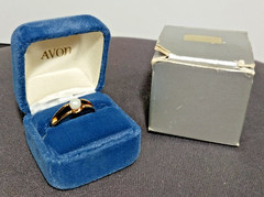 NOS Vintage 1985 Avon Genuine Cultured Pearl Ring Size 8 18K HGE Blue Velvet Box