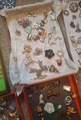 COSTUME JEWELERY LOT 200 + PIECES SOME SIGNED IN GOOD TO VERY GOOD CONDITION