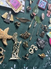 Brooch and pin lot Stickpin Brooches Gold Silver Tone Metal Mixed Materials Vtg