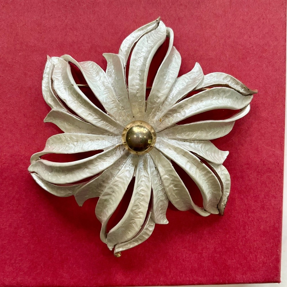 Celebrity NY Signed VTG White Flower Brooch Pin Gold Tone Textured Petals 1960s