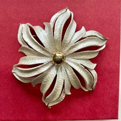 Celebrity NY Signed VTG White Flower Brooch Pin Gold Tone Textured Petals 1960s