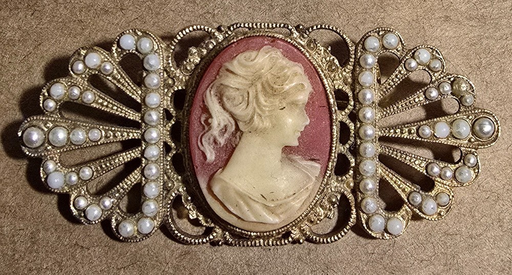 vintage estate brooch pink cameo gold tone faux peeling seed pearls 2.5X1 1/8″