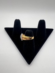 Vintage Cluster Ring Gold Tone Ribbed Shank Rhinestone Sz 6, 80’s Ring