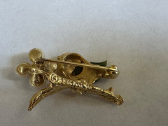 VINTAGE SWOBODA SIGNED GOLD TONE JADE PEARL BIRD ON BRANCH BROOCH PIN 1.5″
