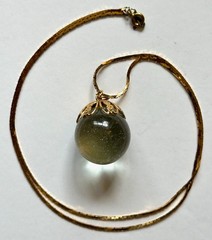 VINTAGE CLEAR GLASS ORB W GOLD TONE METAL TOP PENDANT 1 1/4X1″ NECKLACE 24″ VTG