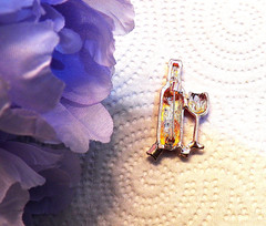 CLASSIC PIN BROOCH HOLIDAY PARTY CHAMPAGNE FLUTE WINE RHINESTONES GOLD TONE SH26