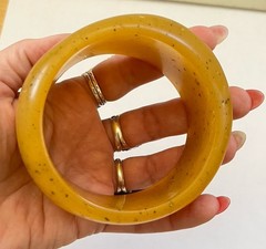Vtg 1960s 70s LUCITE Acrylic Resin Chunky Applesauce Speckled Heavy Bangle 92g