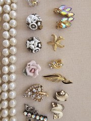 GUC Lot of 17 Costume Jewelry Pieces