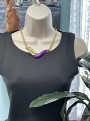 VINTAGE PARKLANE GOLD TONE & PURPLE LUCITE SWIRL & WIDE BRAIDED CHAIN NECKLACE