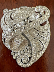 VINTAGE ART DECO 1930’s 40’s RHINESTONE FUR CLIP 2″ long x 1 1/2″ wide