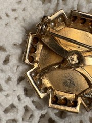 Vintage Gold Tone Sunburst Faux Pearl Emerald Green Rhinestone Brooch Pin