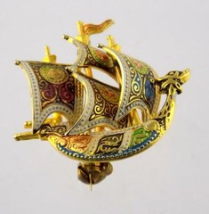 Vintage Unbranded Gold Tone Metal and Enamel Viking Ship Boat Brooch Pin