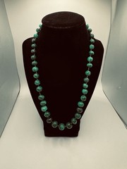 BEAUTIFUL VINTAGE GRADUATING IN SIZE MALACHITE BEADED NECKLACE 22″ INCHES