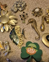 Vintage Brooches Set Mixed Lot Materials Metal Wood Plastic Gold Tone