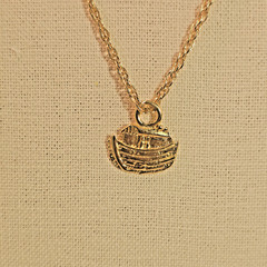 Bright gold tone Noah’s Ark pendant and 24 inch gold tone chain necklace